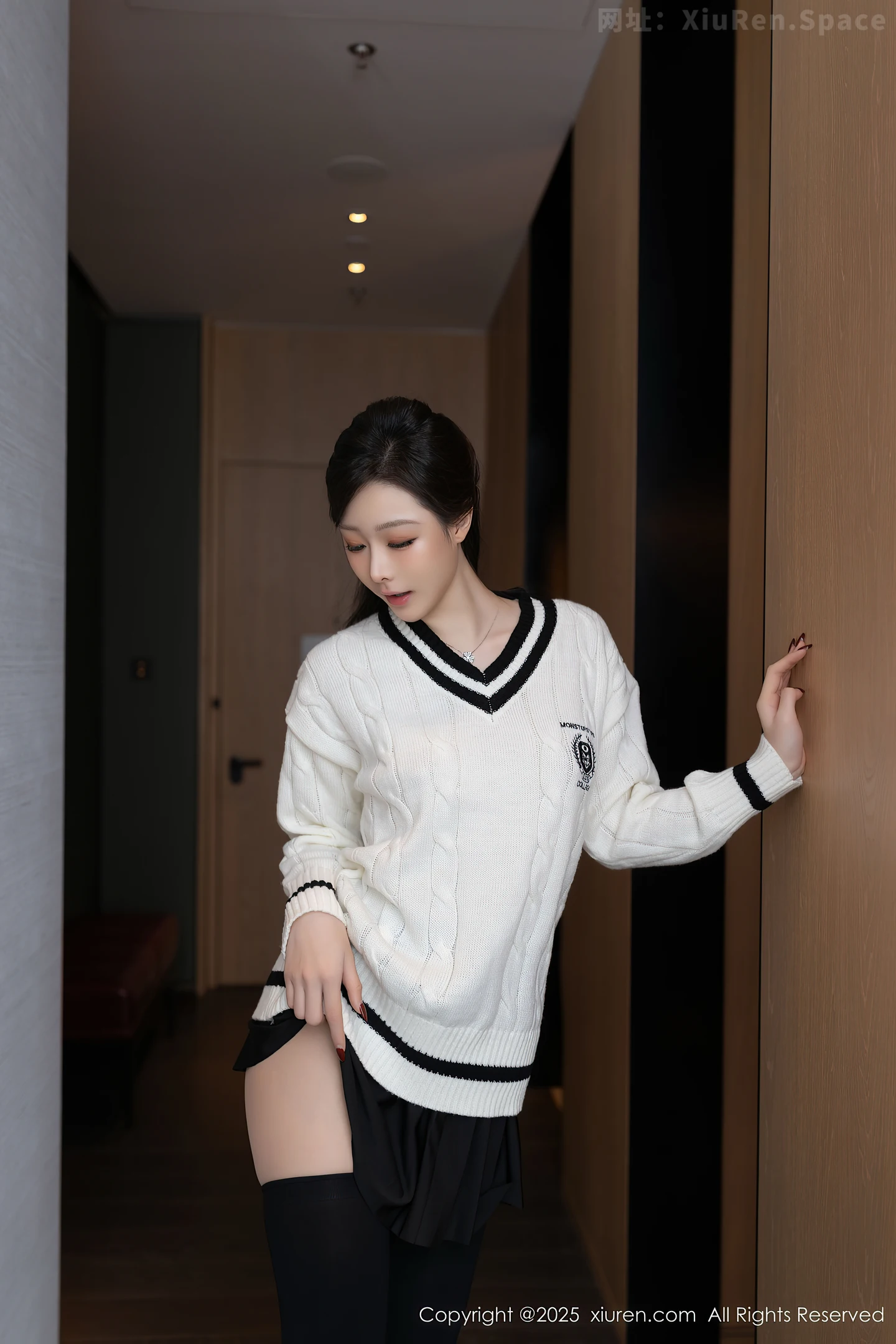 图片[5]-[XiuRen秀人网] VOL.9986 模特小逗逗性感白上衣配黑色短裙露超薄黑丝秀曼妙身姿诱惑写真79P-秀人网官方网站